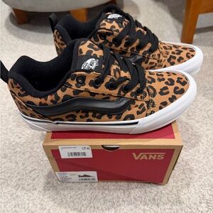 NWT Knu school leopard size 6 women’s/ five kids